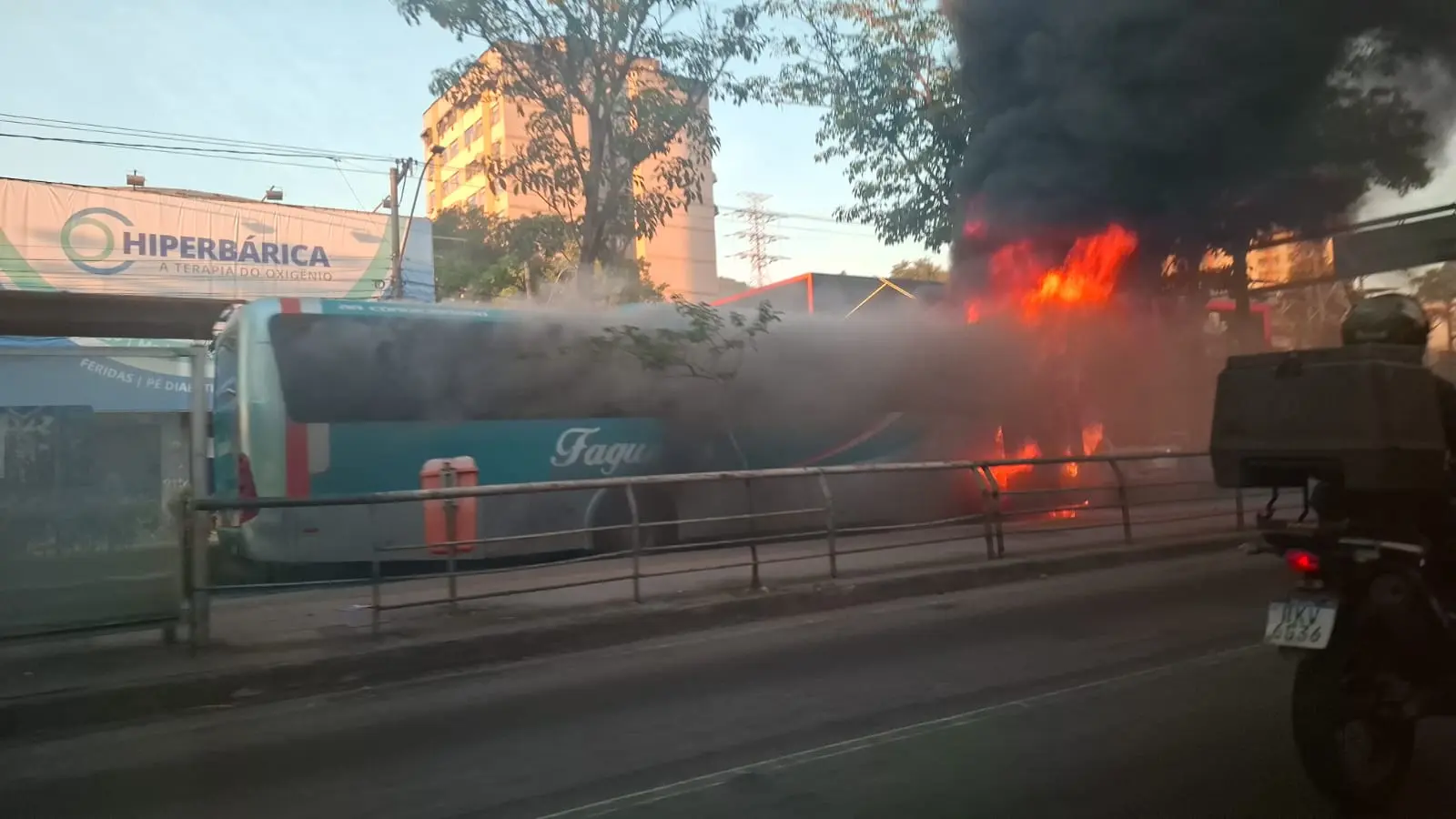 Ônibus pega fogo na Alameda São Boaventura, no Fonseca