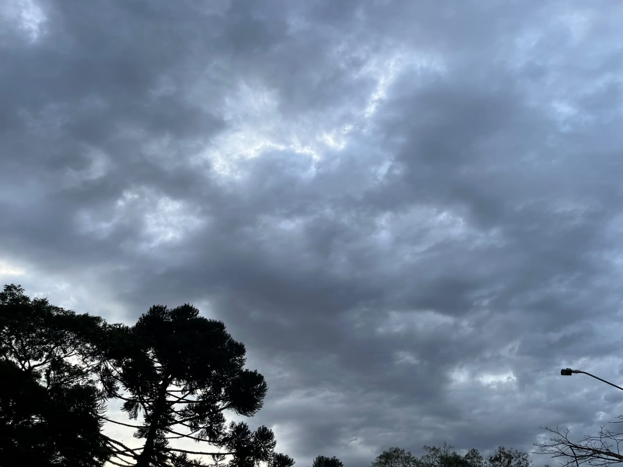 Cascavel terá domingo frio, com máxima de 20°C e chance de chuva