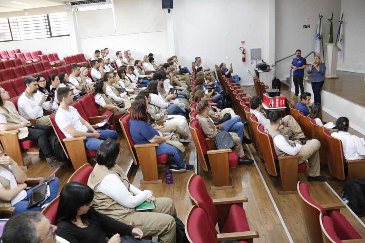 Cascavel treina agentes para instalar dispositivos contra dengue em 18 bairros