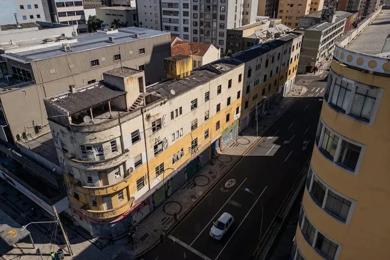 Edifício Pires segue abandonado um ano após anúncio de reforma em Curitiba