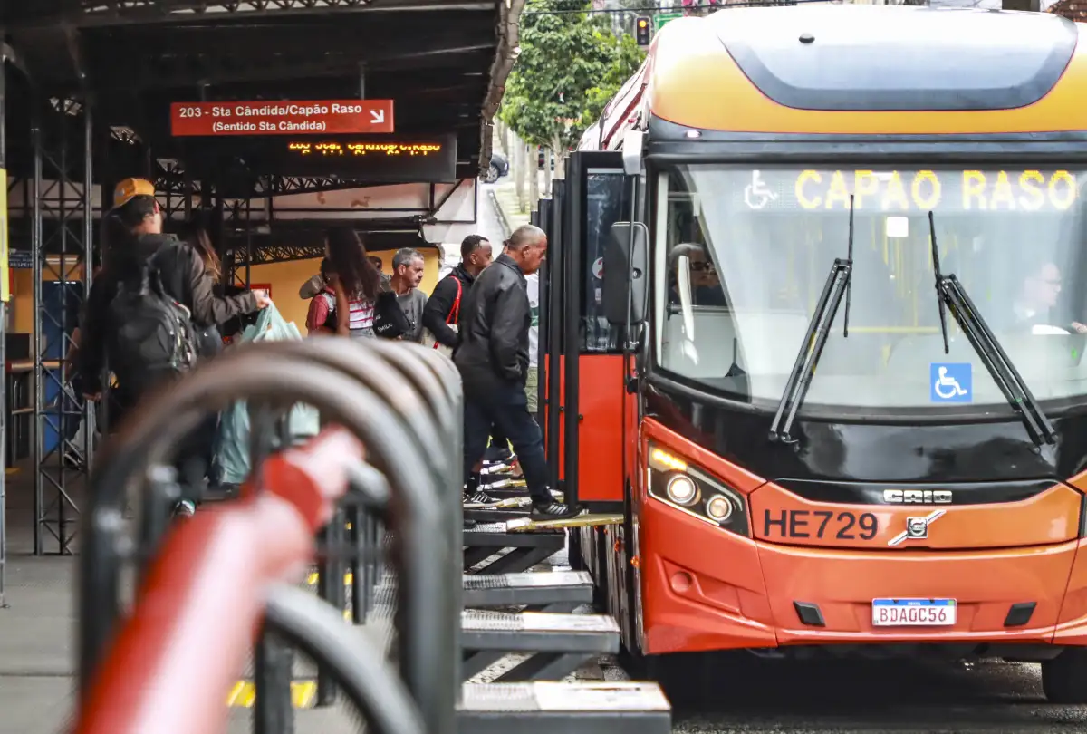 Ônibus de Curitiba circulam com tabela de domingo no feriado de segunda-feira
