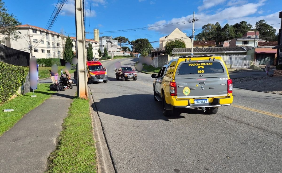 Motociclista de 18 anos fratura a perna em acidente em Colombo