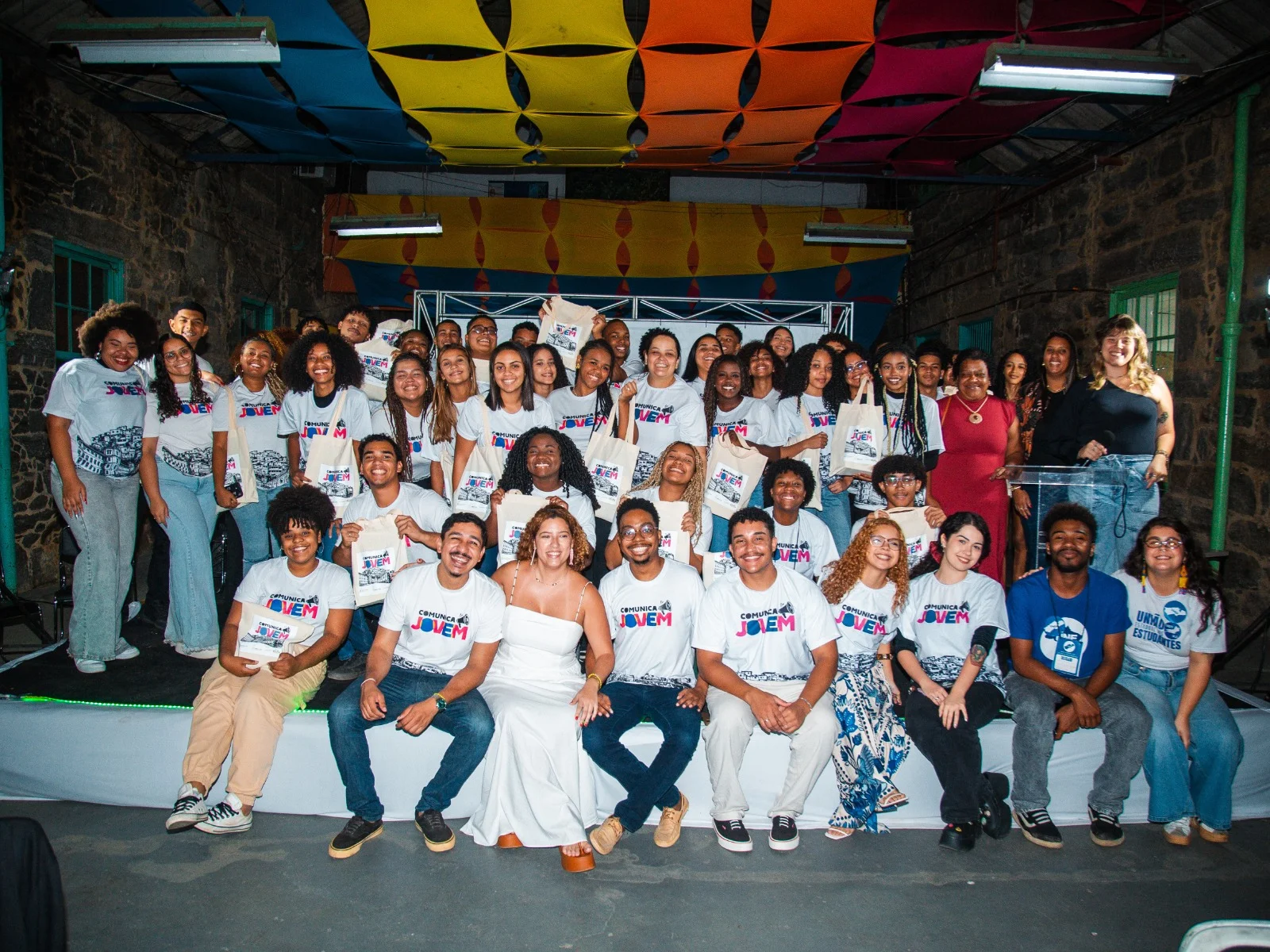 Paracambi encerra Semana da Juventude com entrega de 50 celulares