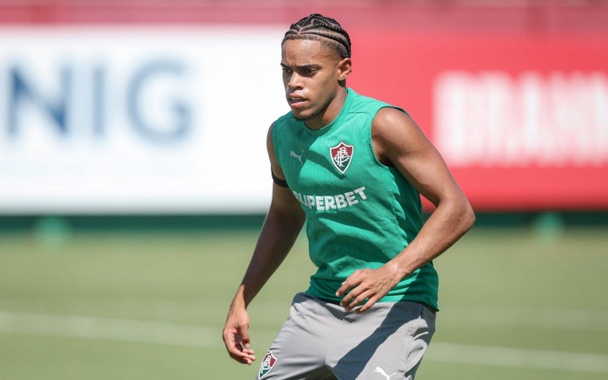 Matheus Reis inicia transição para o campo após lesão no joelho direito