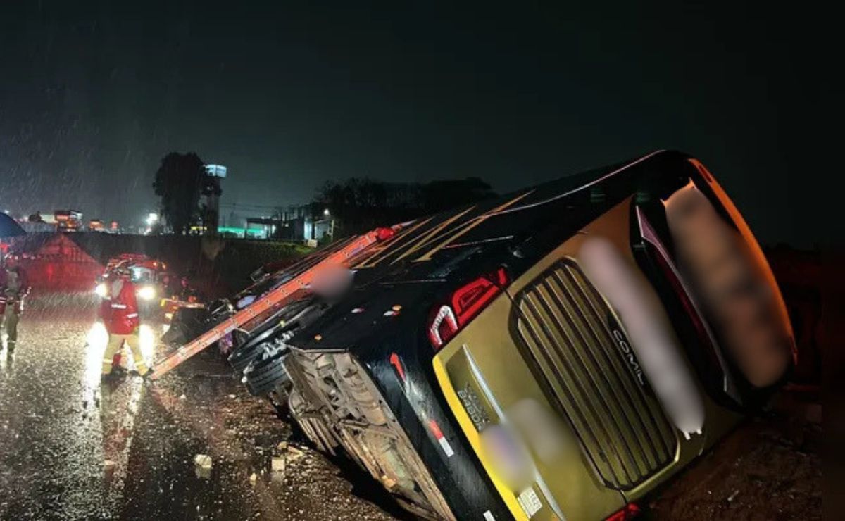 Ônibus tomba na BR-376, em Ponta Grossa, e deixa 10 feridos leves