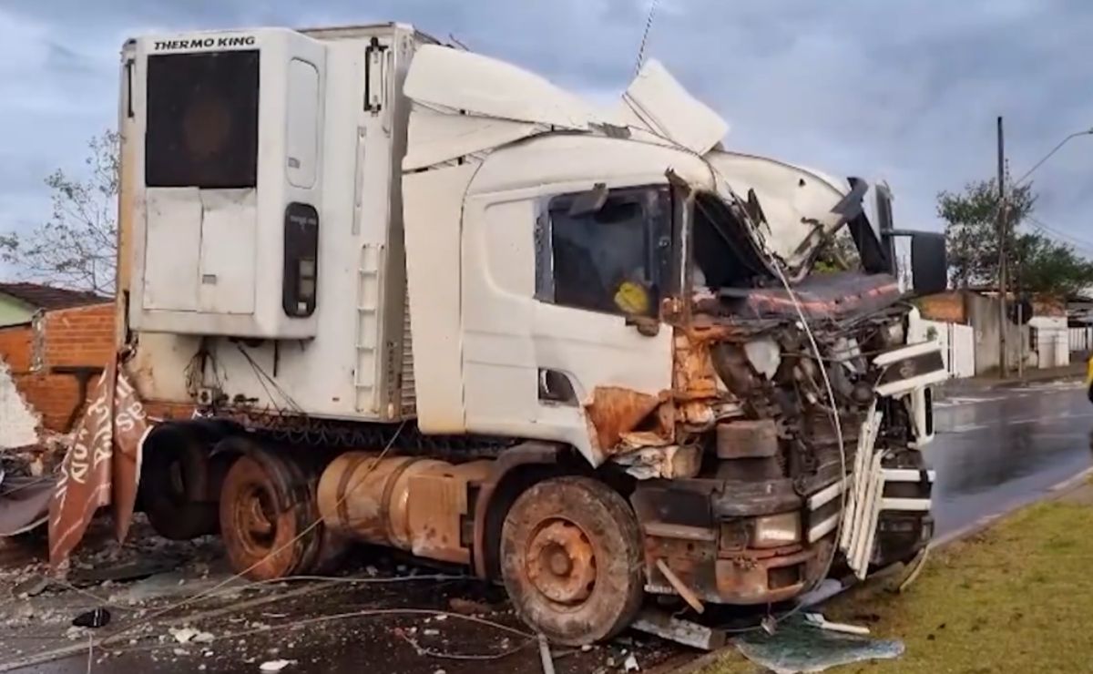 Carreta sem freios invade lava-car e derruba poste em Cascavel