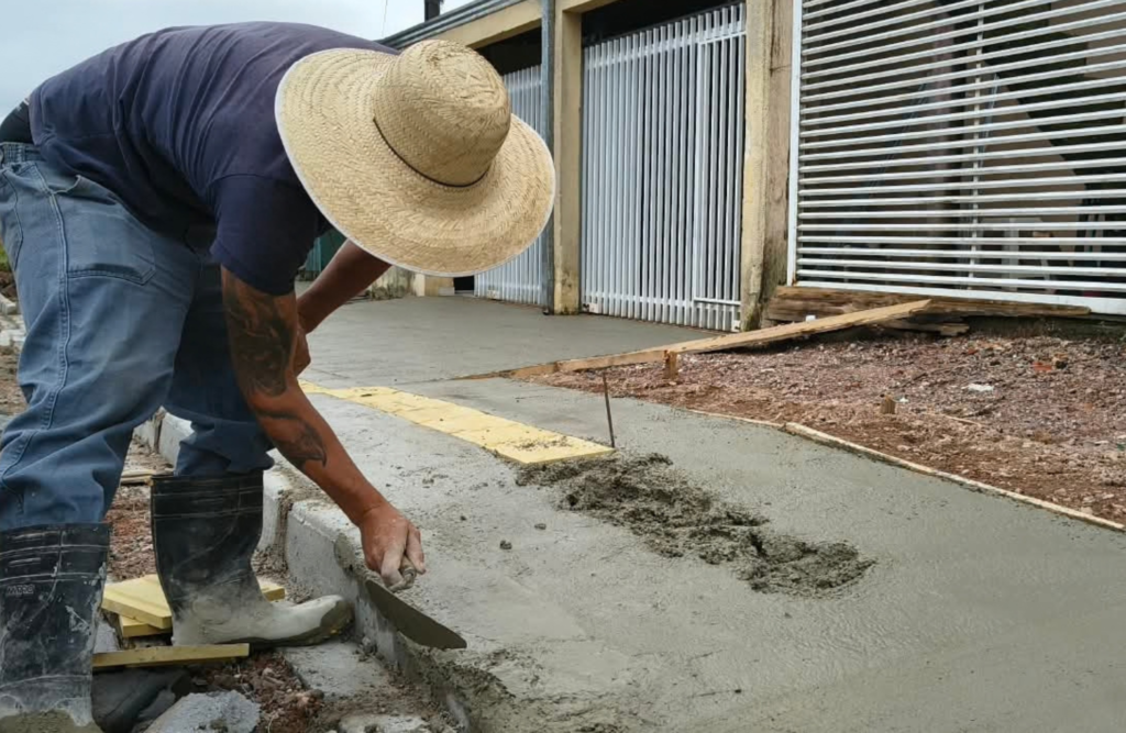 São José dos Pinhais instala calçadas e piso tátil na Rua Alberto Koerbel