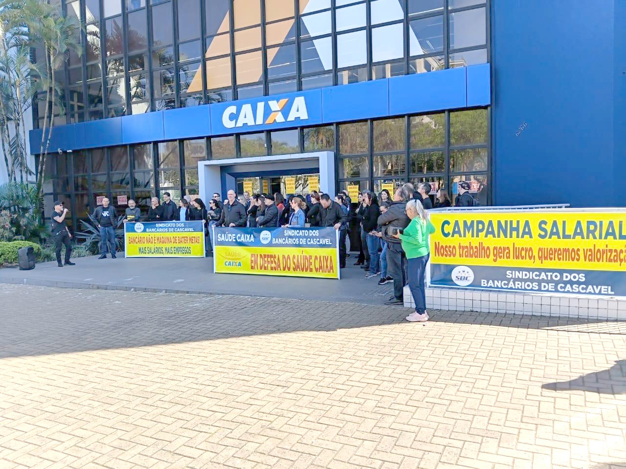 Funcionários da Caixa em greve fazem protesto em agência de Cascavel