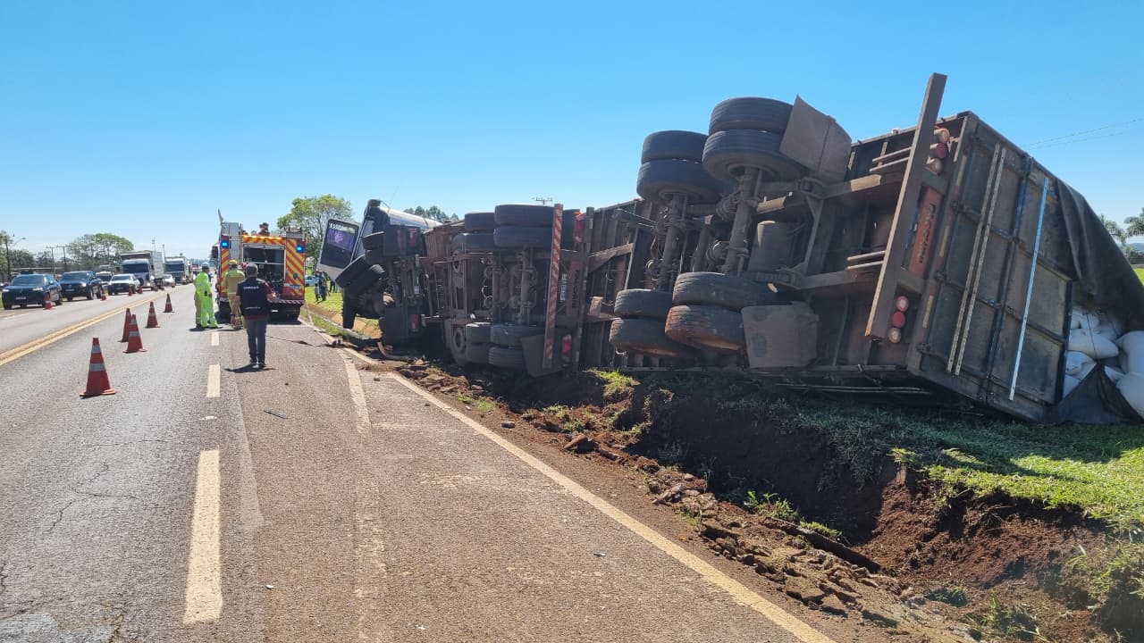 Carreta tomba após acidente com carro na BR-369, em Cascavel