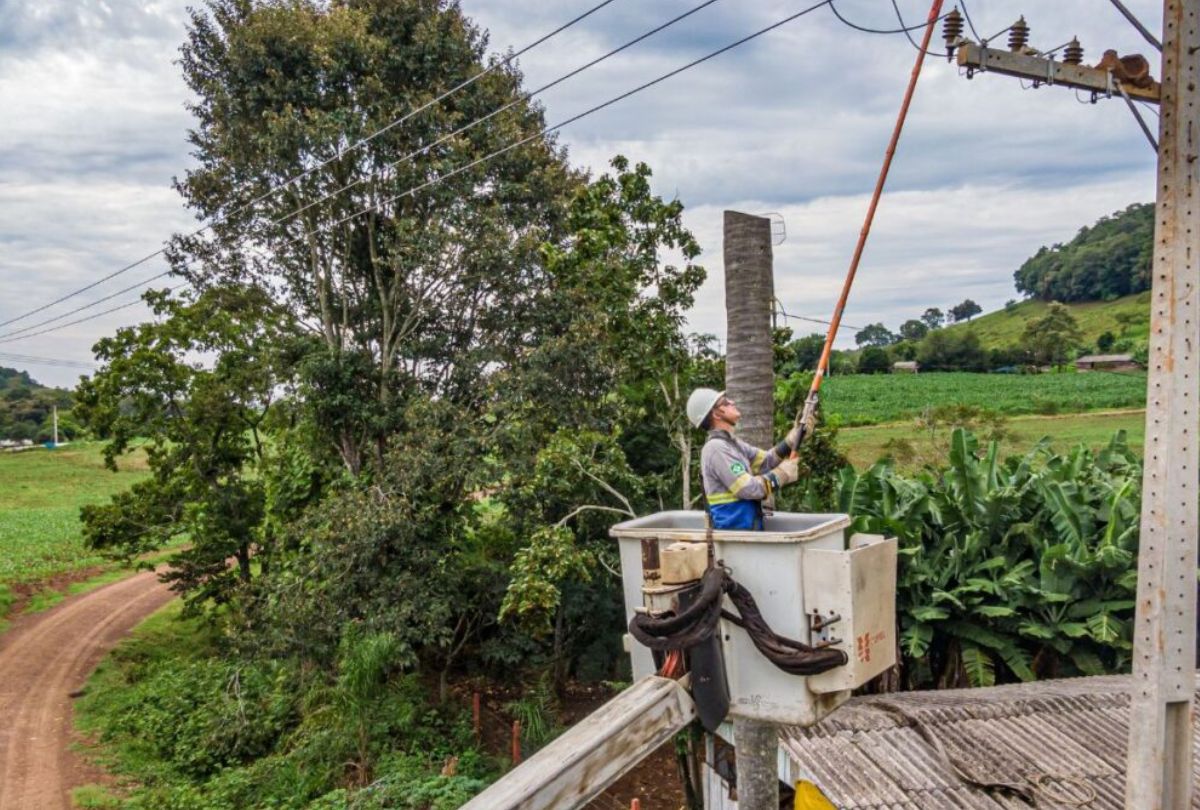 Falta de luz atinge mais de 2,2 mil imóveis na Grande Curitiba