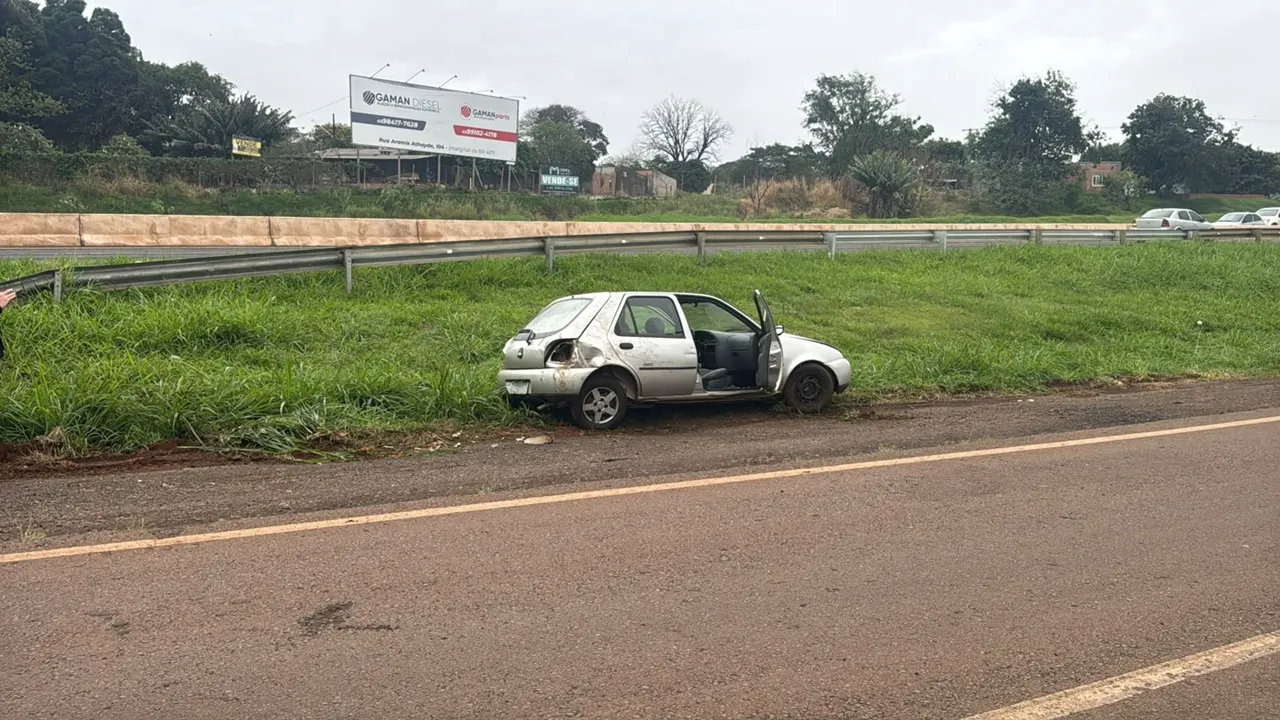 Fiesta sai da pista e tomba após ser fechado na BR-467, em Cascavel