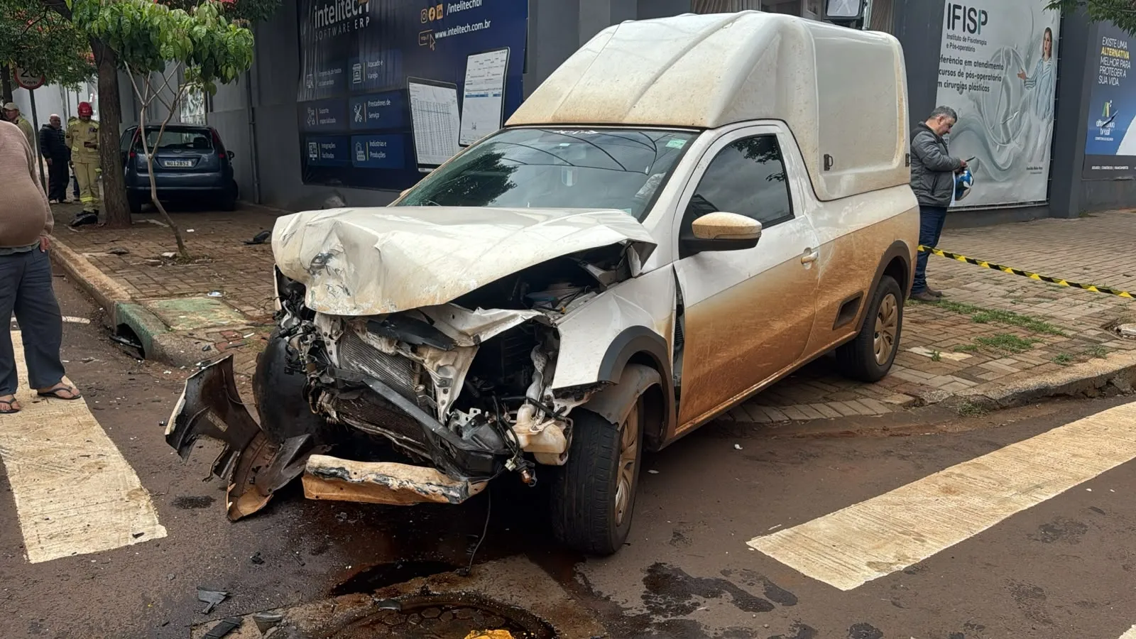 Batida entre Saveiro e Fiesta deixa dois feridos no bairro Coqueiral