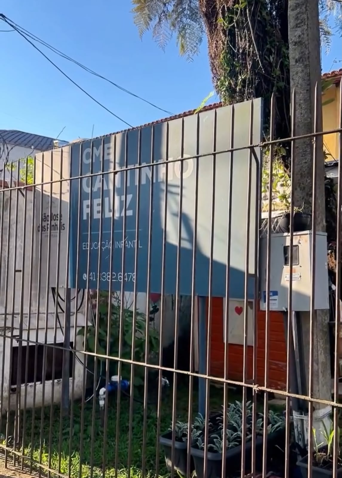 Famílias protestam contra mudança do CMEI Cantinho Feliz em São José dos Pinhais