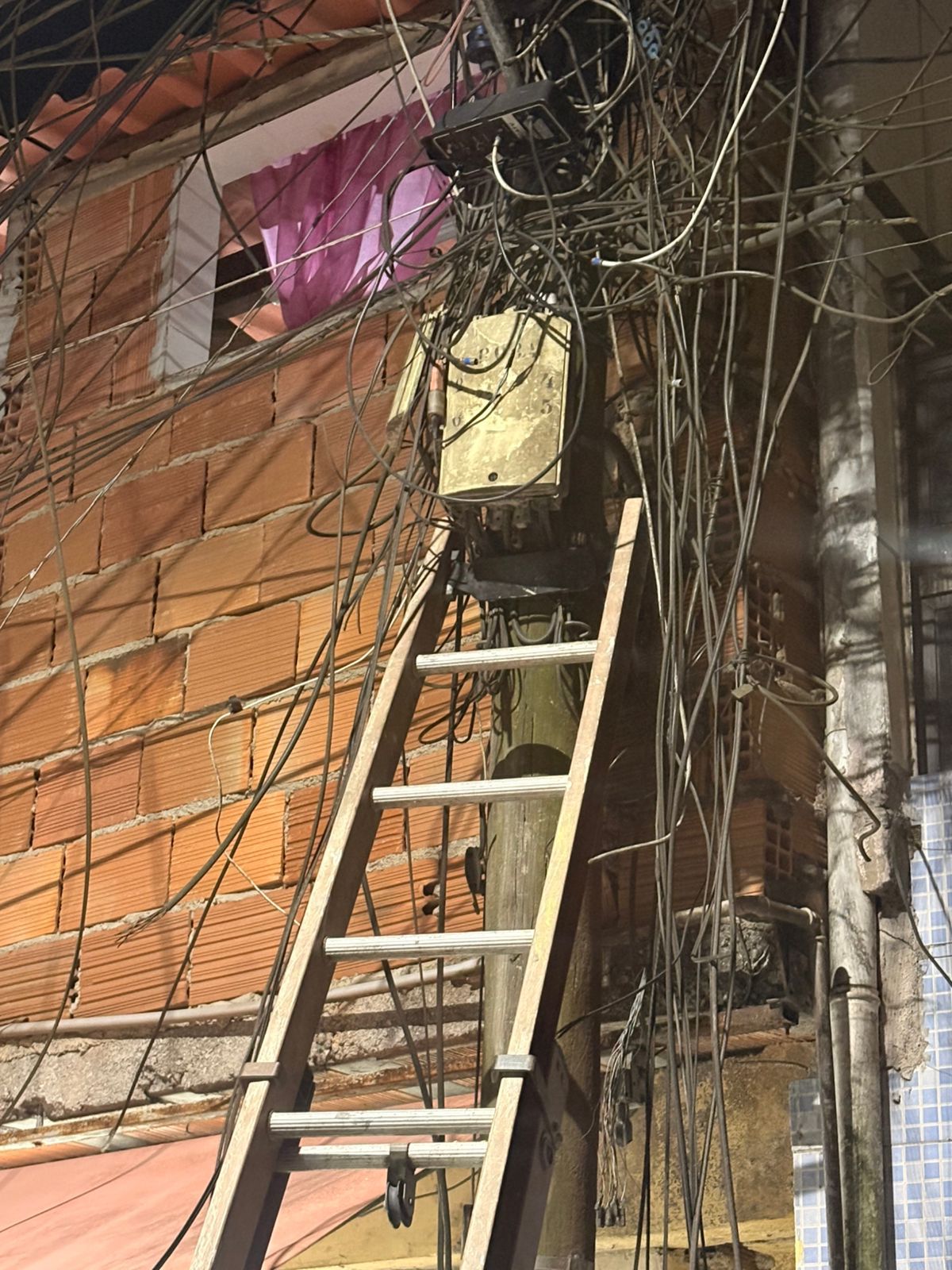 Dupla é presa suspeita de instalar ‘gatonet’ no Largo da Batalha