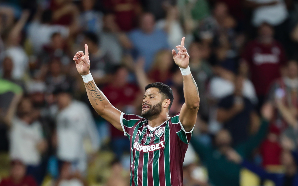 Hulk e Nonato homenageiam Paulo Angione após vitória do Fluminense