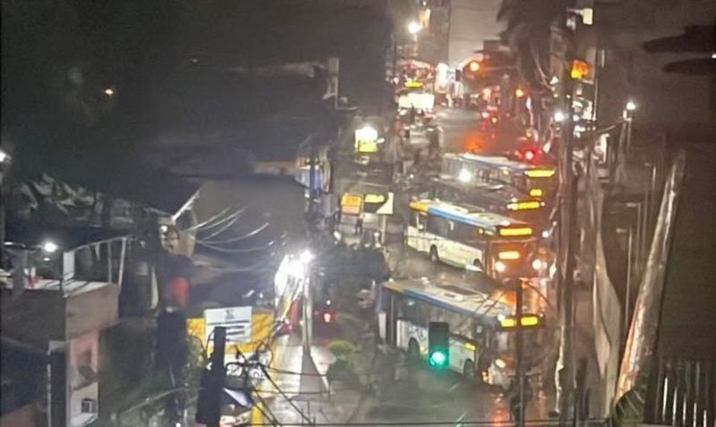 Pelo menos 14 ônibus são usados como barricadas na Zona Sudoeste do Rio