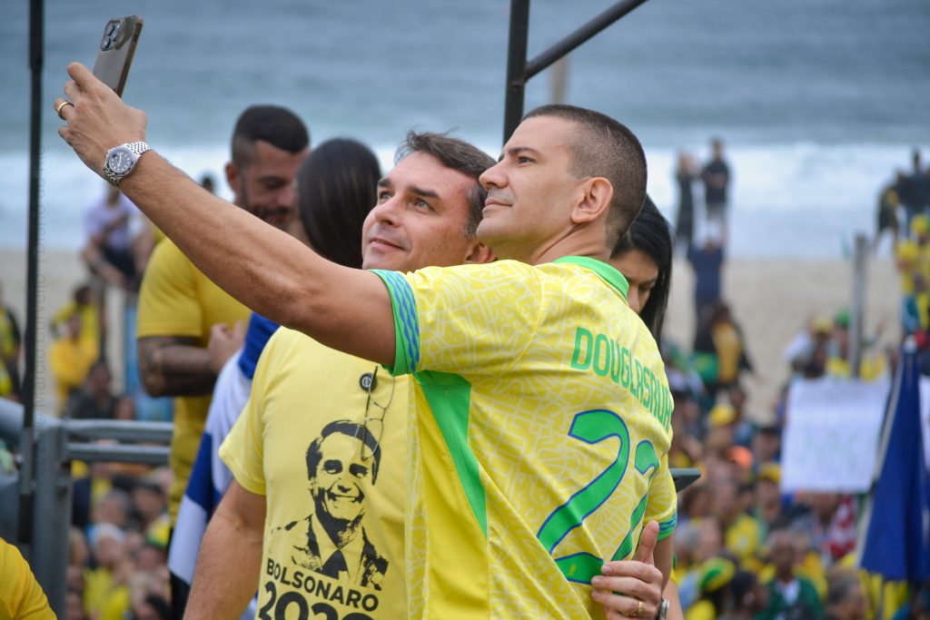 Flávio Bolsonaro e Douglas Ruas convocam apoiadores para ato em Copacabana