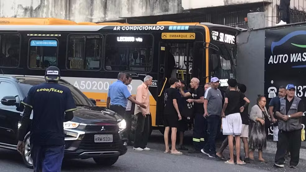 Ônibus colide contra muro e deixa pelo menos 10 feridos em Botafogo