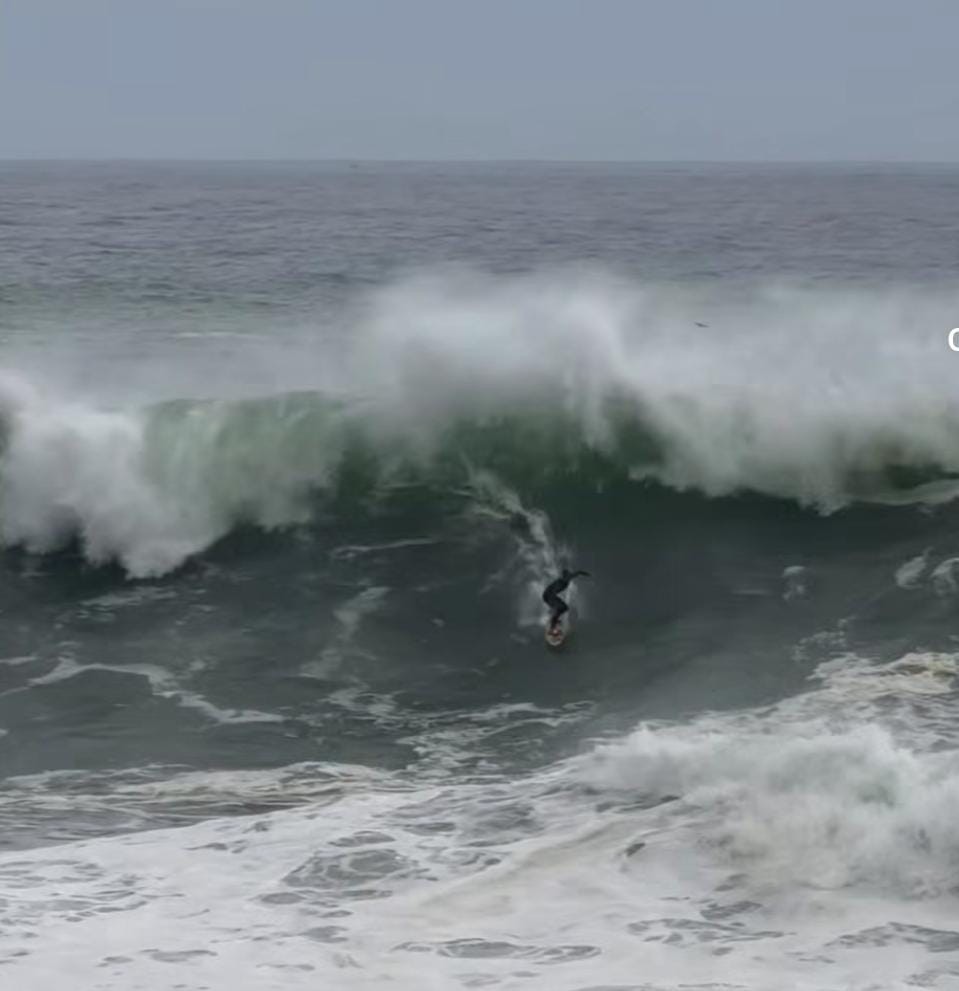 Itacoatiara Big Wave começa com ondas de quatro metros em Niterói