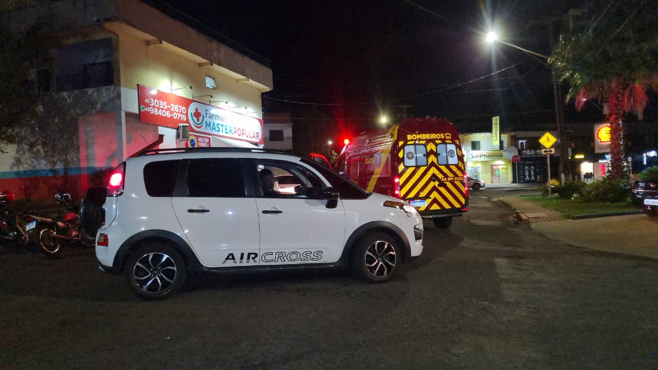 Mulher fica ferida após colisão entre moto e Air Cross em Cascavel