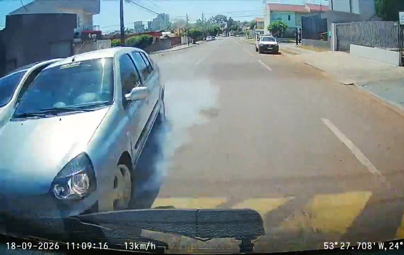Câmera registra Clio raspando em dois carros em rua de Cascavel