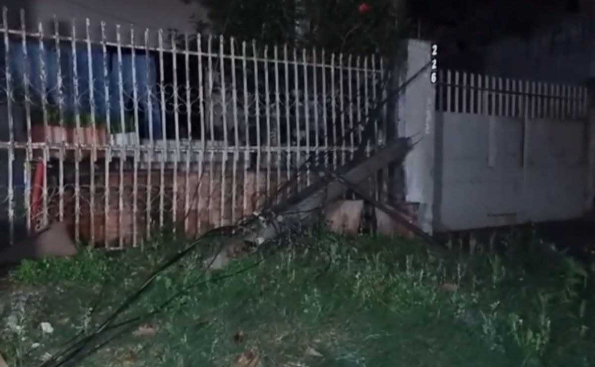 Caminhão derruba cinco postes e deixa 67 imóveis sem energia em Cascavel