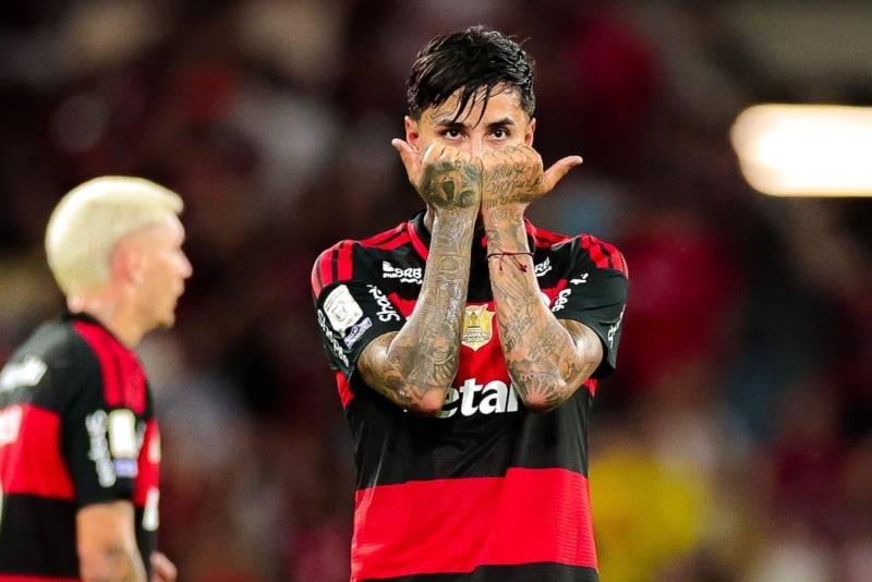 Flamengo vence o Vitória por 2 a 0 e reduz distância para o líder