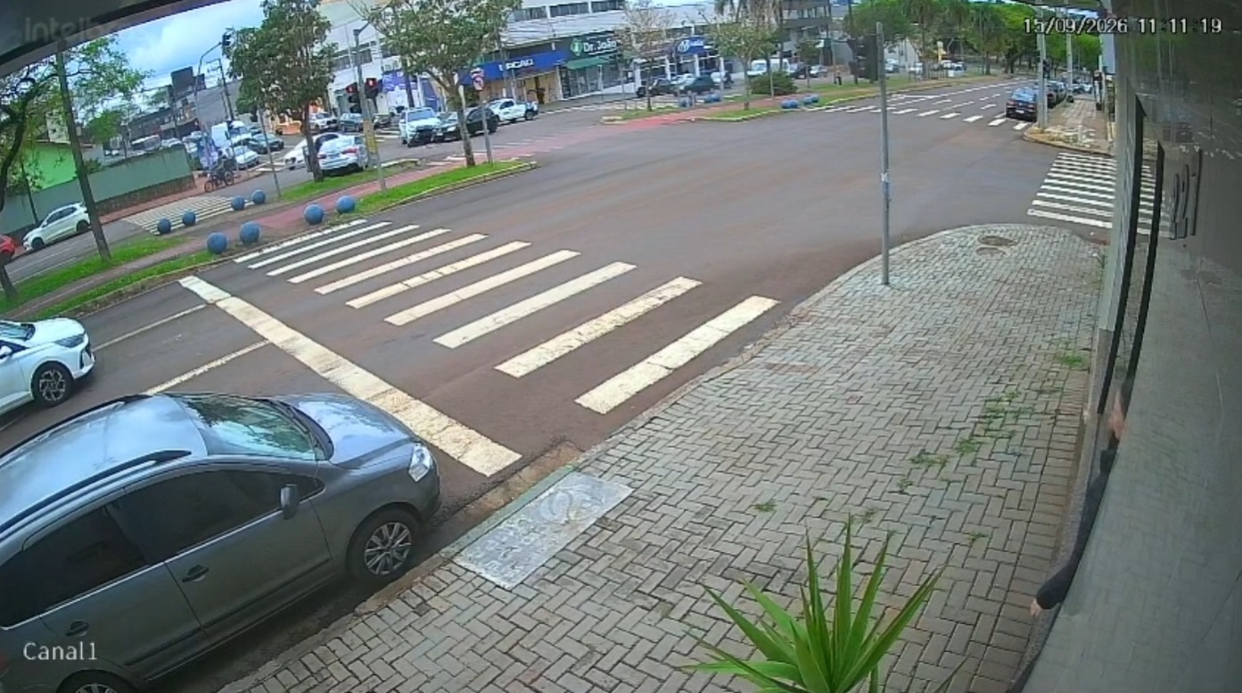 Acidente com três veículos deixa trânsito lento em cruzamento de Cascavel