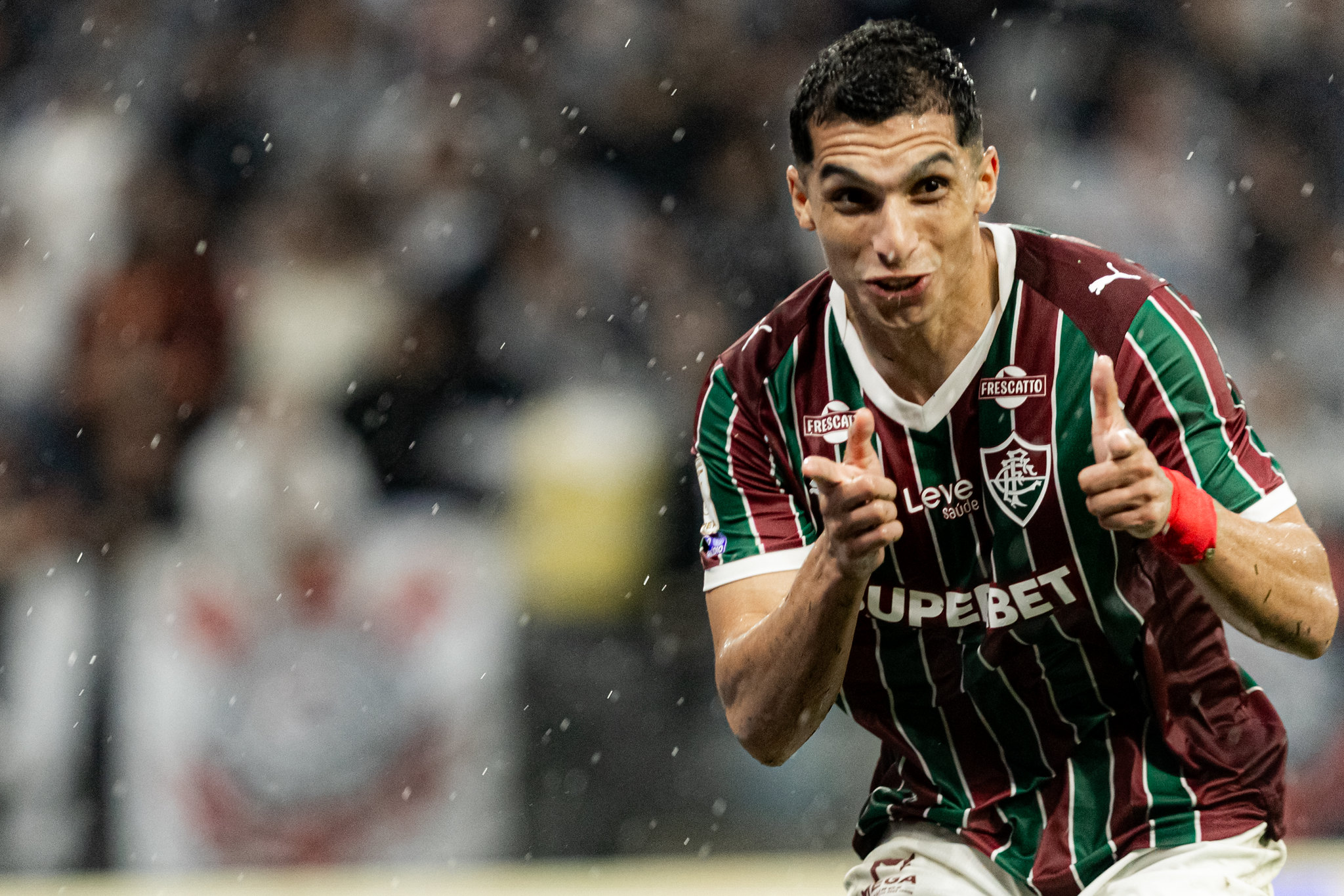 Serna chega a 40 participações em gols pelo Fluminense
