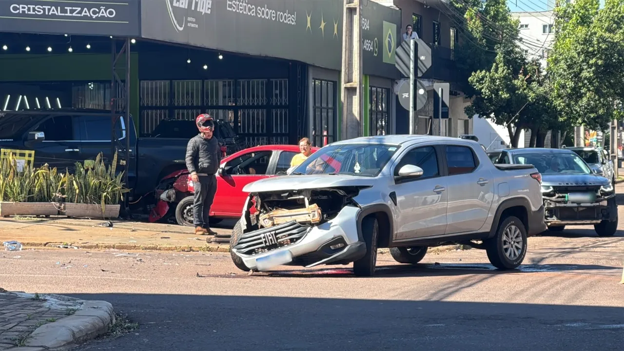 Colisão entre Strada e Fiesta causa danos no Centro de Cascavel