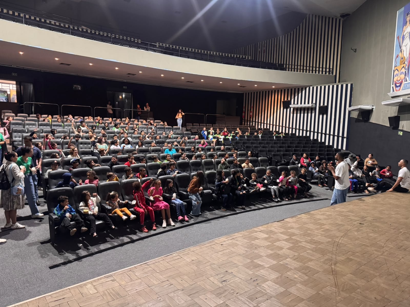 Alunos de Jacarezinho participam de sessões especiais de cinema