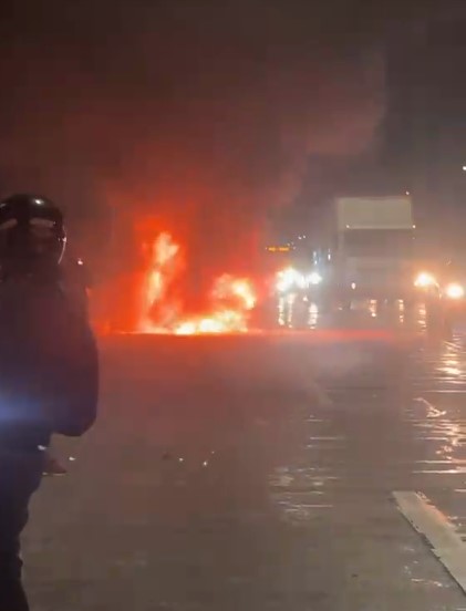 Incêndio em ônibus fecha faixa da Ponte Rio-Niterói