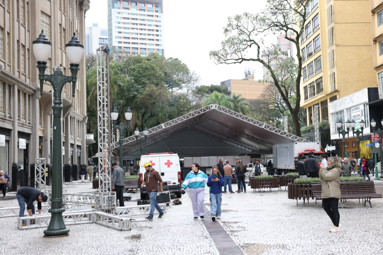Área para ato de Lula começa a ser preparada na Boca Maldita, em Curitiba