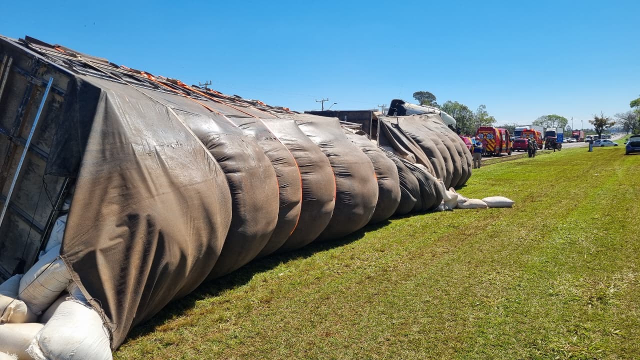BR-369 é liberada após remoção de carreta tombada em Cascavel