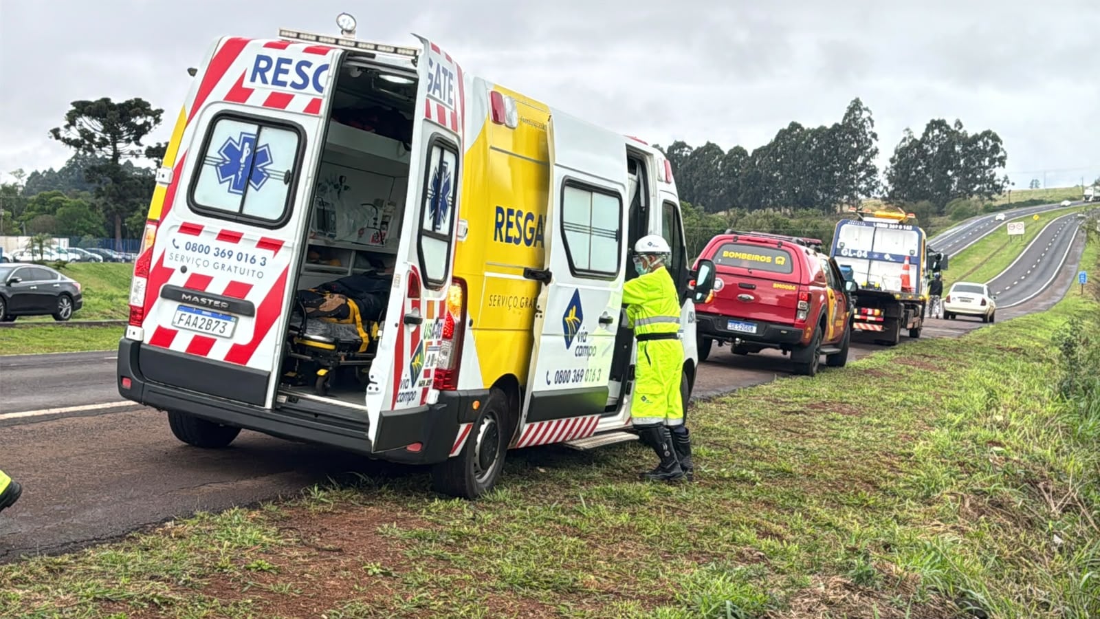 Duas pessoas ficam feridas após carro cair em barranco na BR-467, em Cascavel