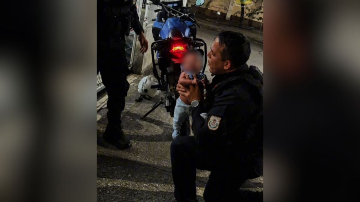 Policiais salvam bebê que se engasgou na Praça Seca, no Rio