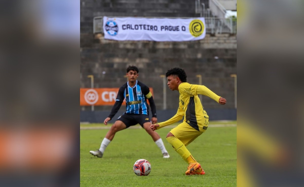 Cascavel cobra dívida do Grêmio com faixa em jogos da Copa Sul