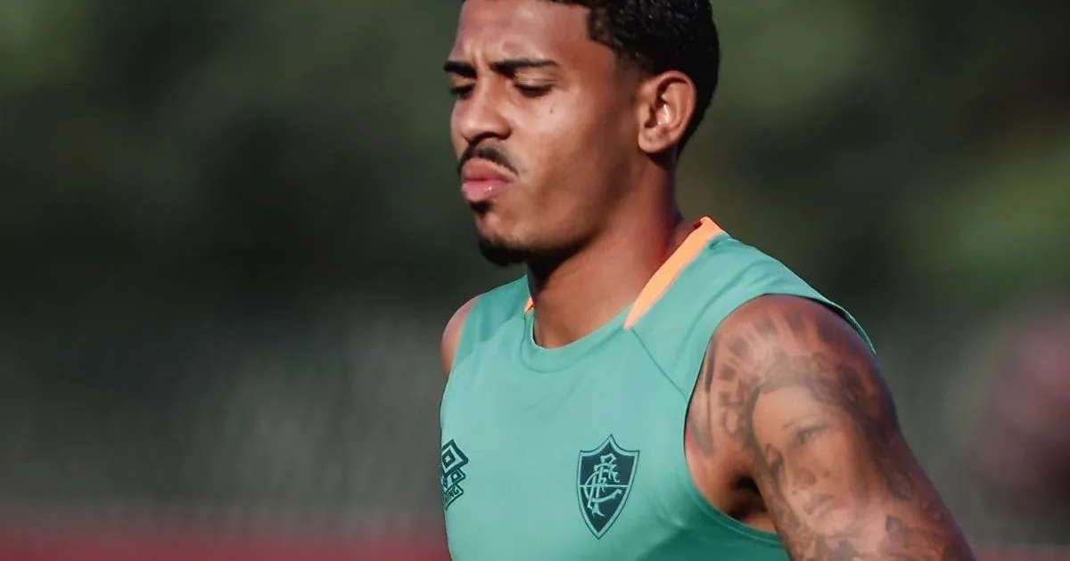 John Kennedy é internado novamente após inchaço no joelho direito