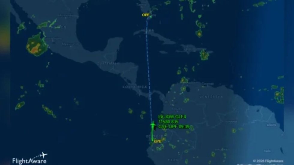 Flávio Bolsonaro cruza fronteira por Foz e segue em voo privado ao Equador