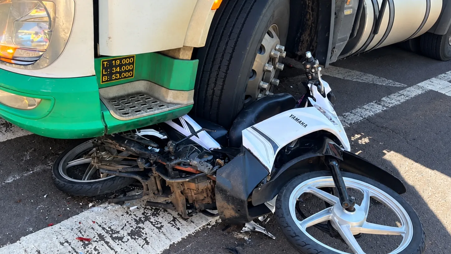 Motociclista fica ferido após ser arrastado por carreta em avenida de Cascavel