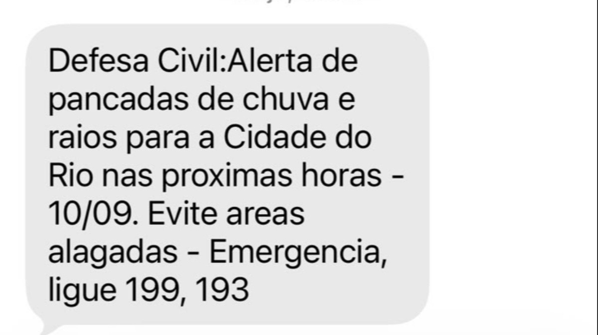 Chuva forte provoca quedas de árvores e bolsões d’água no Rio