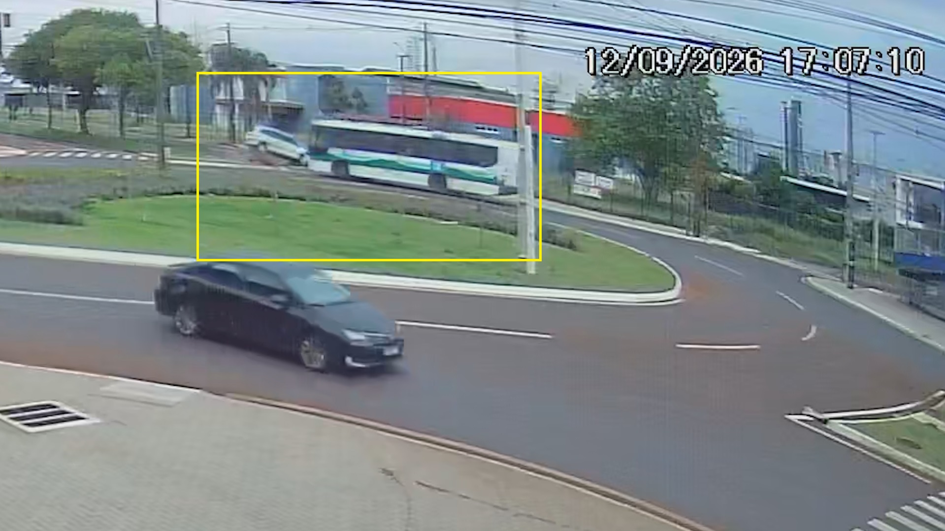 Câmera registra colisão entre Zafira e ônibus na Avenida Assunção