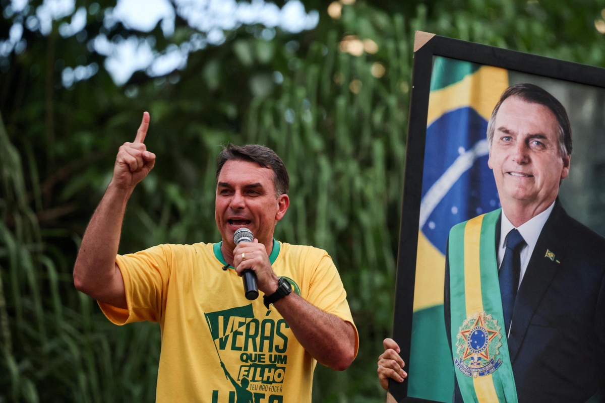 Moraes envia à PGR pedido para Flávio visitar Bolsonaro
