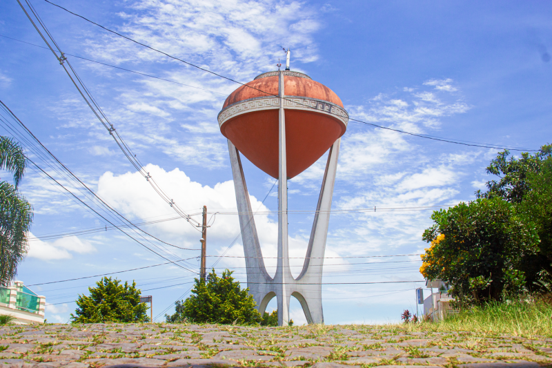 Caixas d’água do Paraná ganham formas de araucária, cuia e disco voador