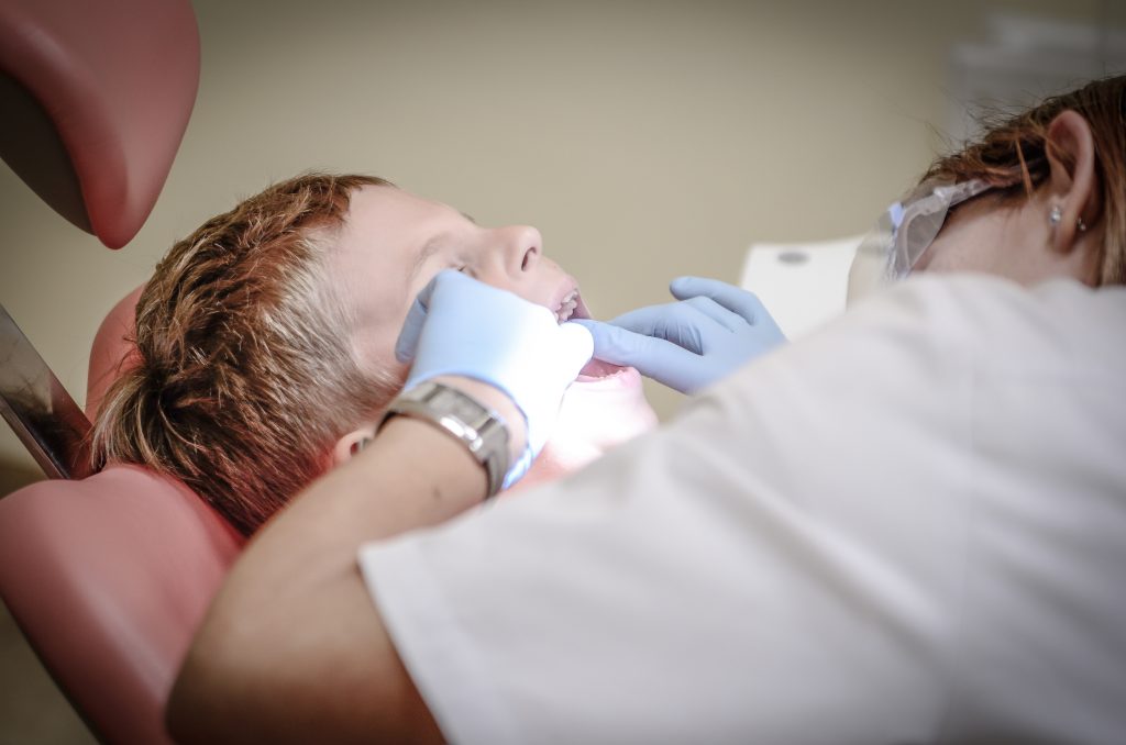 Dentes ásperos e gengiva sangrando podem indicar placa bacteriana