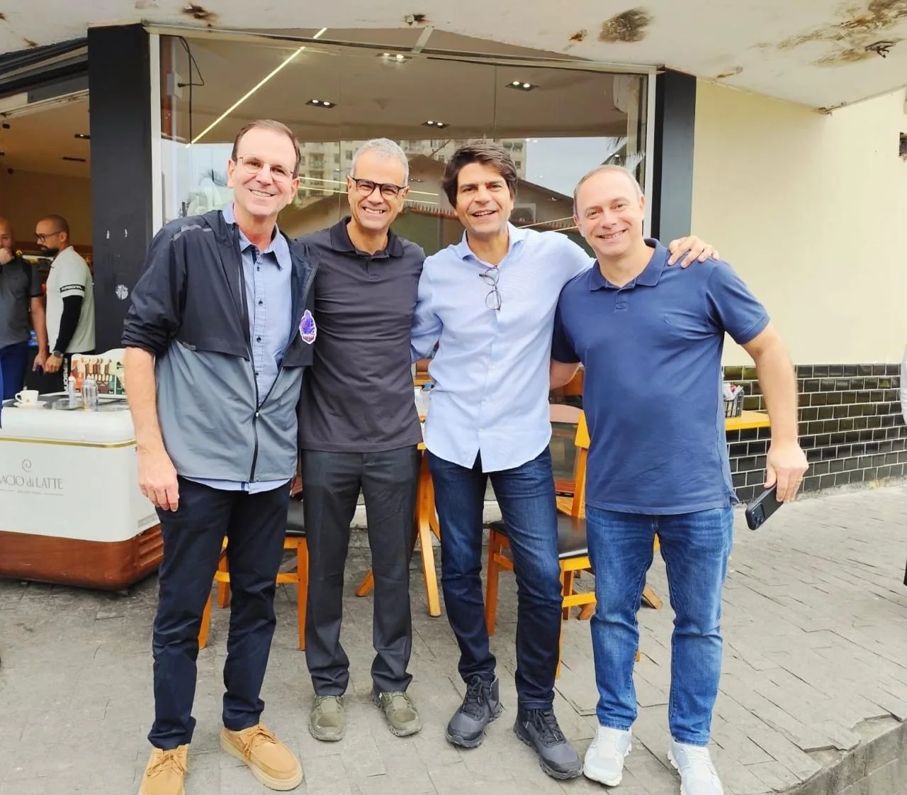 Paes faz carreata em Nova Iguaçu no primeiro dia oficial de campanha
