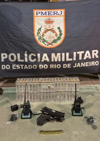 Homem apontado como gerente do tráfico é preso com arma e drogas em Cabo Frio