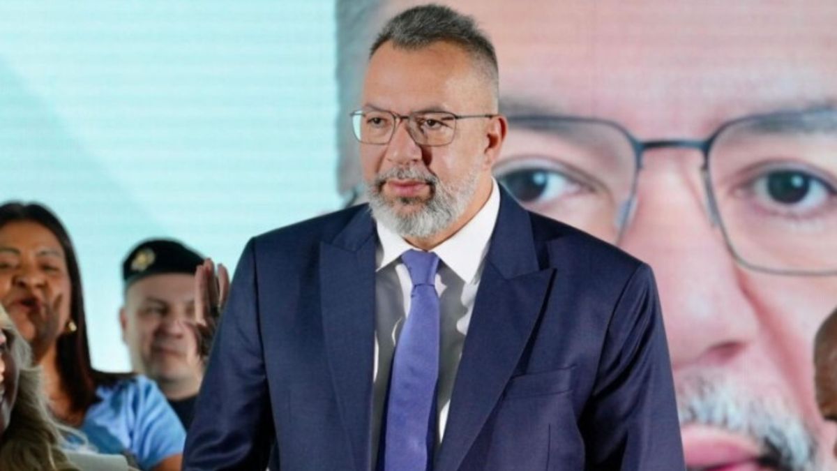 PF prende ex-prefeito de Belford Roxo após encontrar fuzil em veículo