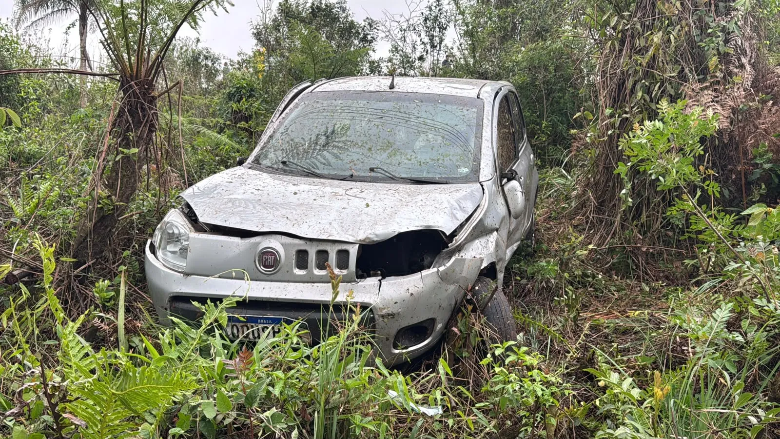 Casal fica ferido após Uno capotar na BR-467, em Cascavel