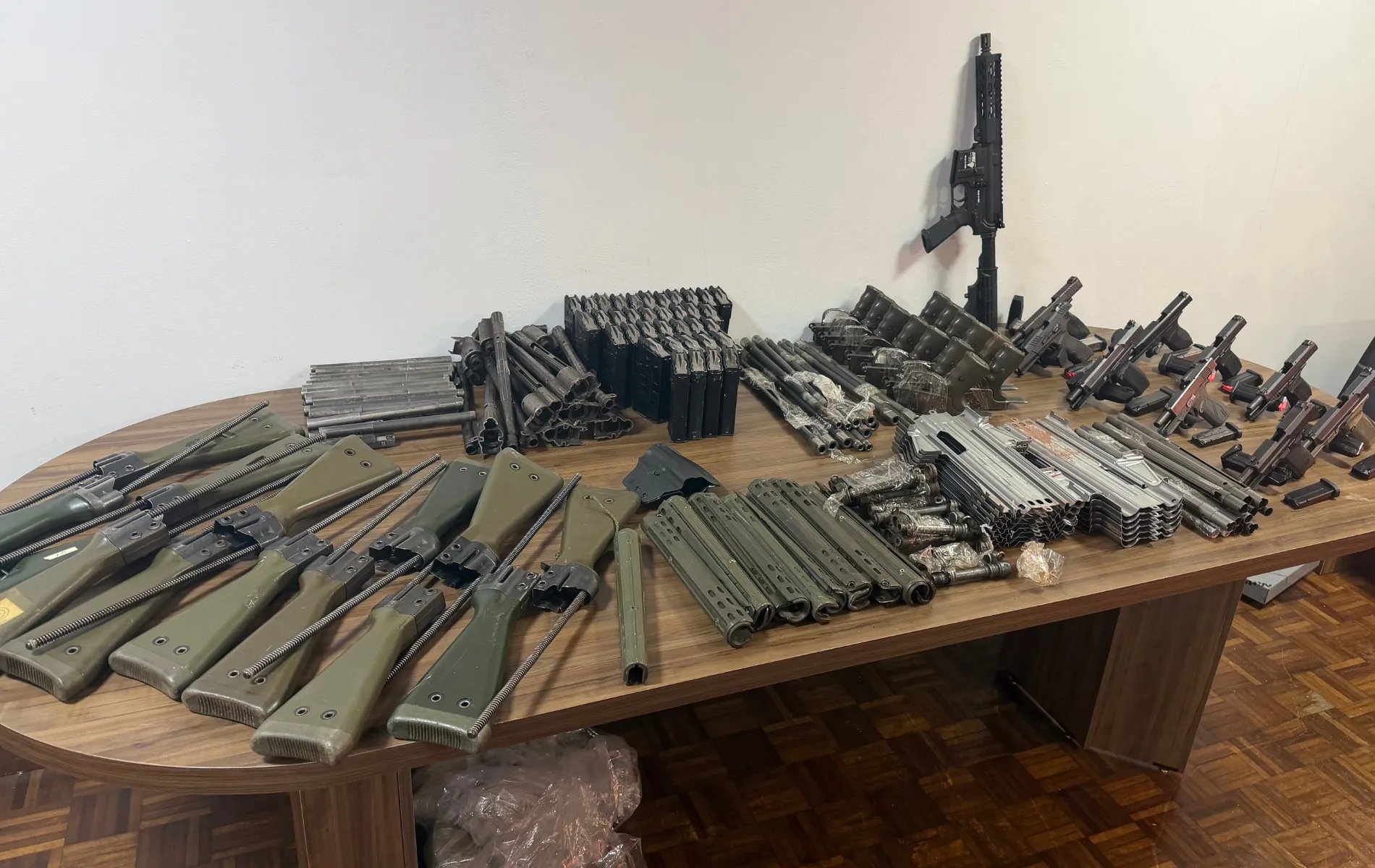 Operação investiga grupo familiar suspeito de enviar armas do Paraná ao RJ